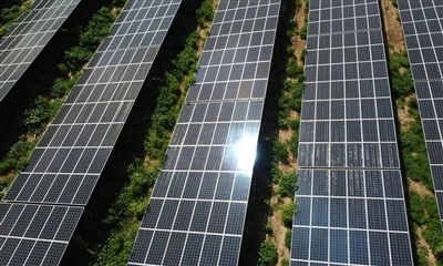 Ambitne 100, 000 dachy słoneczne planują zwiększyć zdolność energii odnawialn...