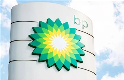 BP RESETS Strategia: Przesuwa się na ropę i gaz, planuje sprzedaż Lightsource...