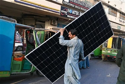Pakistan Fines Firmy ₨ 111 miliardów za oszustwo importowe panelu słonecznego