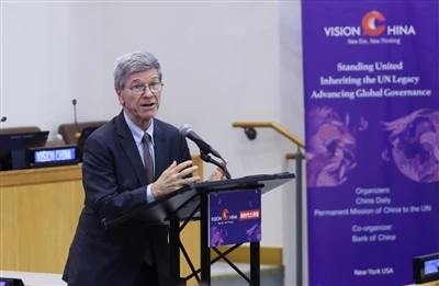 Jeffrey Sachs opowiada się za reformą ONZ i multilateralizmem w sali wykładow...